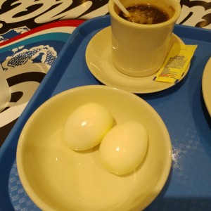 huevo y cafe negro