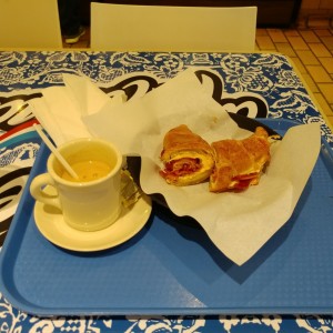Croissant con huevo,queso y tocino y extra tocino y cafe negro