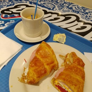 croissant huevo jamon y salami. cafe negro