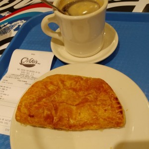 combo cafe y empanada a 2.00