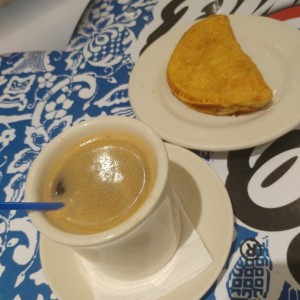 combo empanada mas cafe