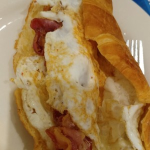 croissant bacon huevo