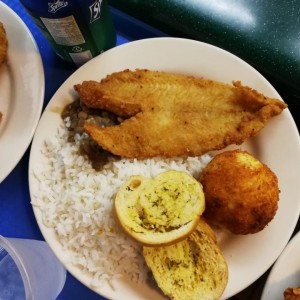 pescado apanado con arroz