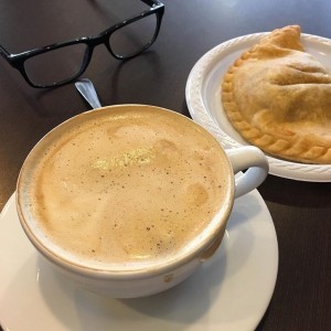 Cafe Latte y Empanada de Carne