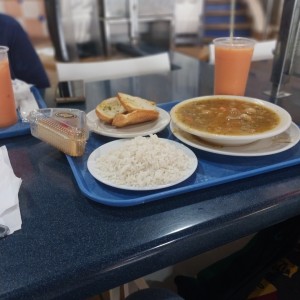 Sopa de Pata, Arroz Blanco, Pan de Ajo, Chicha de Papaya y Flan de la Casa.