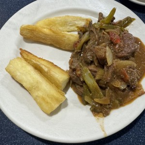 Bistec picado y yuca