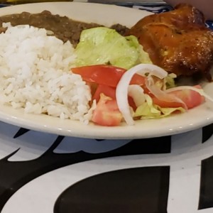 arroz, lentejas y pollo asado con ensalada