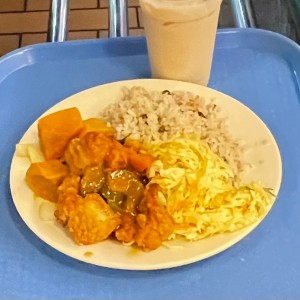 Pollo guisado arroz y ensalada