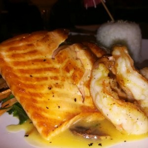 salmon con camarones en salsa de maracuya