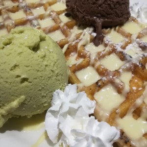 waffle con helado de pistacchio y Ferrari