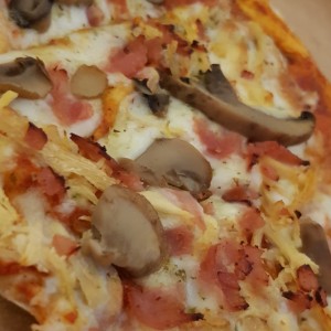 Pizza con hongos y pollo 