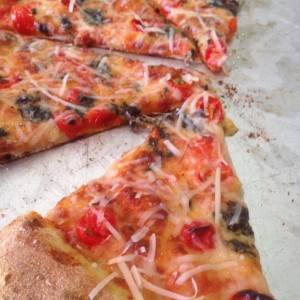 pesto pizza (cherry tomatoes, pesto, parmesano, aceite de oliva)