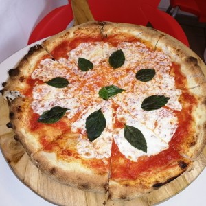 pizza Margherita con mozzarella fresca y albahaca