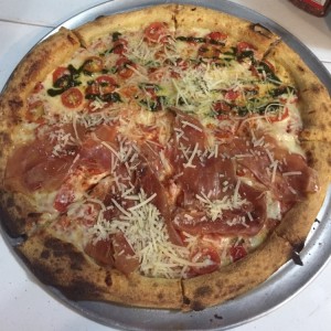 pizza mitad Italiana - mitad pesto