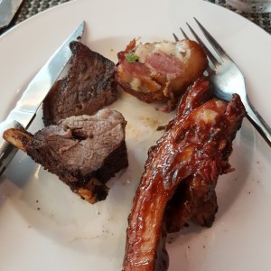 punta de palomilla, costilla de res, costilla en salsa bbq y pollo enrollado con bacon