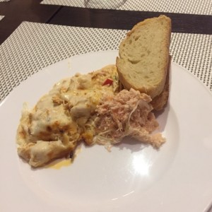 lasagna de pollo en salsa blanca. Tuna. Pan.