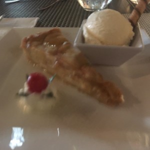 pastel de manzana flanbeado y con helado