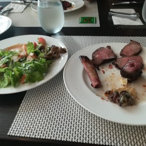 Carne y ensalada