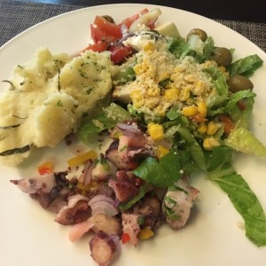 pulpo en la salad bar lo recomiendo