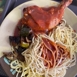 Pollo en salsa balsamica con spaghettis y zucchini