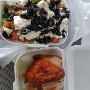 Pollo asado y ensalada griega