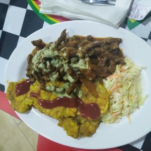 Bistec picado con ensalada y patacones