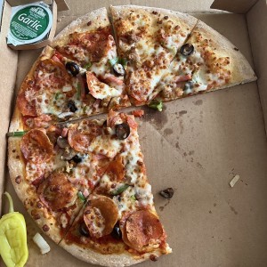 Pizza de vegetales, peperoni y chorizo