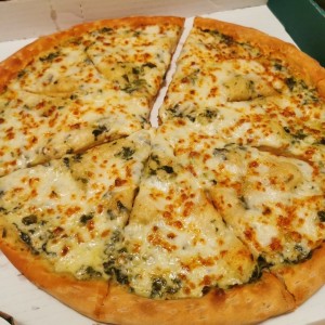 Pizza 16 (salsa alfredo con espinacas y queso mozzarella)