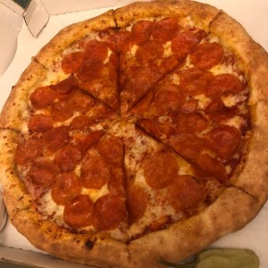 Pizza de Peperoni con borde de queso