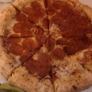Pizza de Peperomi con doble queso y queso en el borde