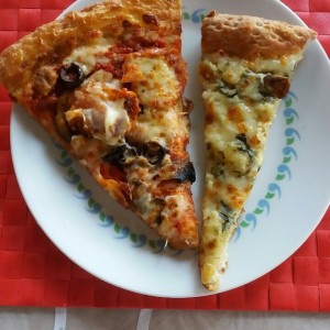 pizza italiana y pizza espina alfredo