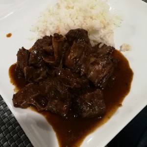 Costilla de carne con arroz