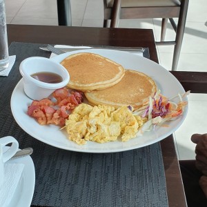 Pancakes y wafles con tocino y huevo frito