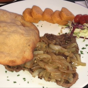 Bistec de Carne encebollado 