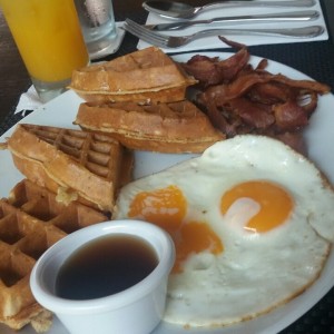 Pancakes y wafles con tocino y huevo frito