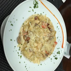 Tortelini de Queso y Hongos y Camarones en Tomate Seco