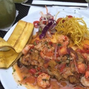 Corvina en Salsa de Camarones a la Criolla