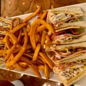 Emparedados - Club sandwich con Camote Frito