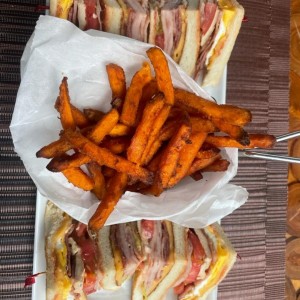 Emparedados - Club sandwich y camotes fritos