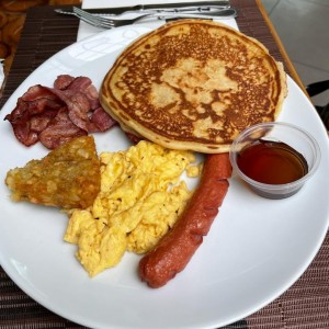 Pancakes y wafles con tocino y huevo frito