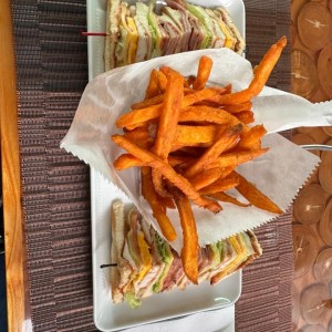 Emparedados - Club sandwich y camote frito 