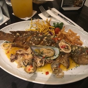 pargi frito relleno de mariscos 