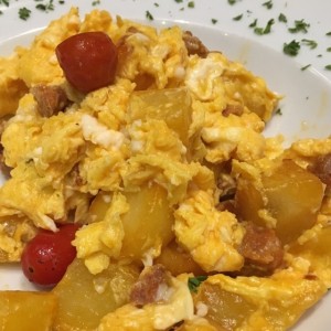 Huevos rotos con chorizo