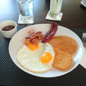 Pancakes y wafles con tocino y huevo frito