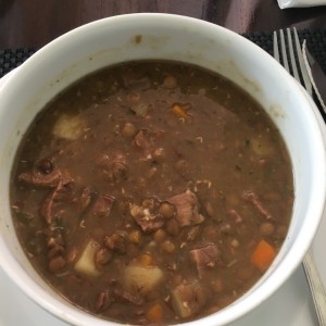 sopa de lentejas y carne