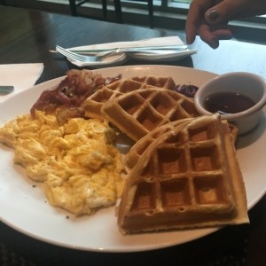 Desayuno Americano Huevo, Tocino y Wafles