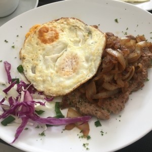 Desayuno Tipico con Huevo y Bistec encebollado