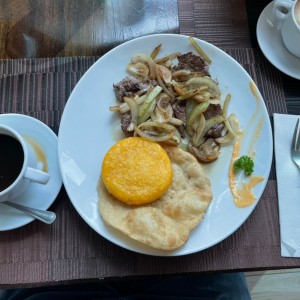 Bistec de res encebollado