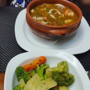 Cazuela de mariscos con vegetales