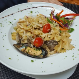 Farfalle con mariscos mixtos